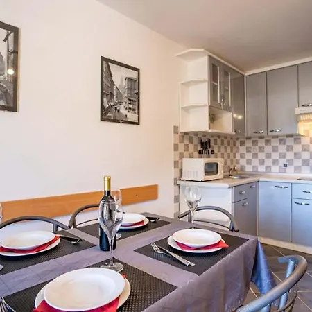 In With Balcony, Air Condition, Wifi Apartment Lopar