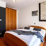 Apartament In With Balcony, Air Condition, Wifi Lopar