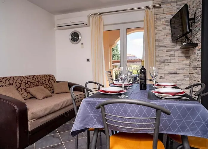 In With Balcony, Air Condition, Wifi Apartment *